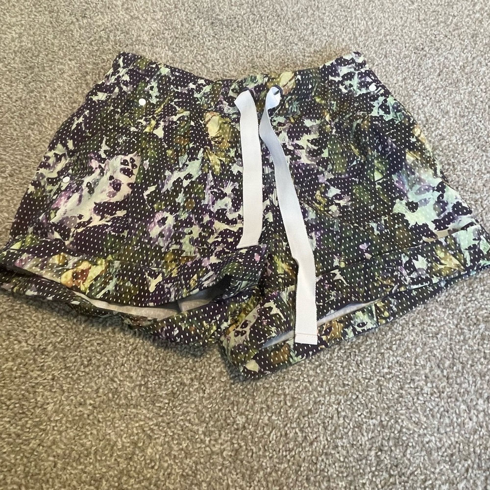 Lululemon Floral Breakaway Shorts Size 4